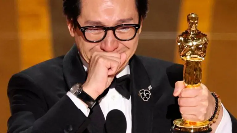Ke Huy Quan durante su emotivo discuros al recibir Premio Oscar a Mejor Actor de Reparto. BBC.