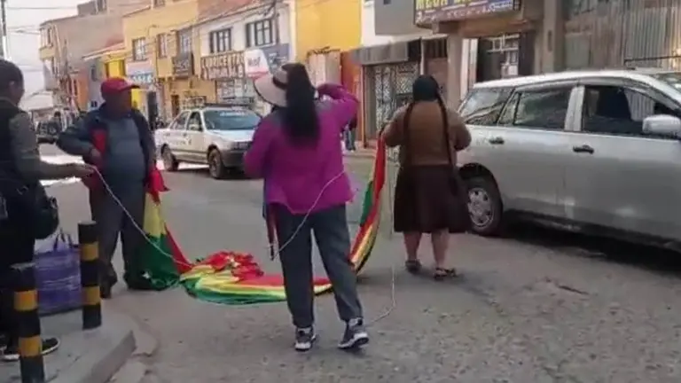 C&iacute;vicos, en uno de los puntos de bloqueo en Potos&iacute;, en demanda de la Ley del Litio. CAPTURA EL POTOS&Iacute;