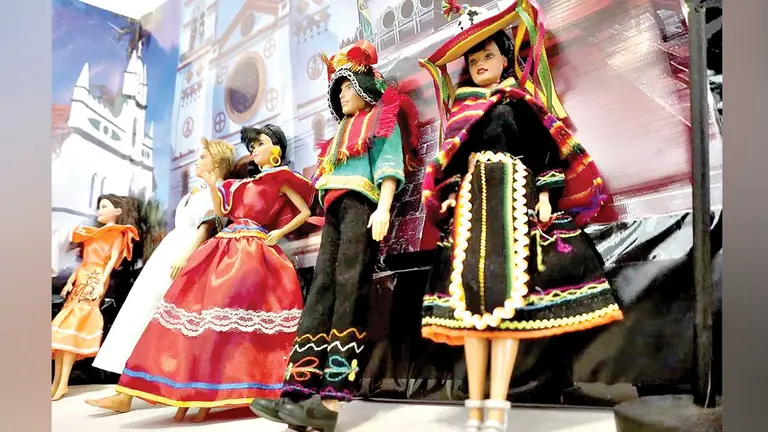 Barbies y Ken con trajes t&iacute;picos de Bolivia. INFOBAE