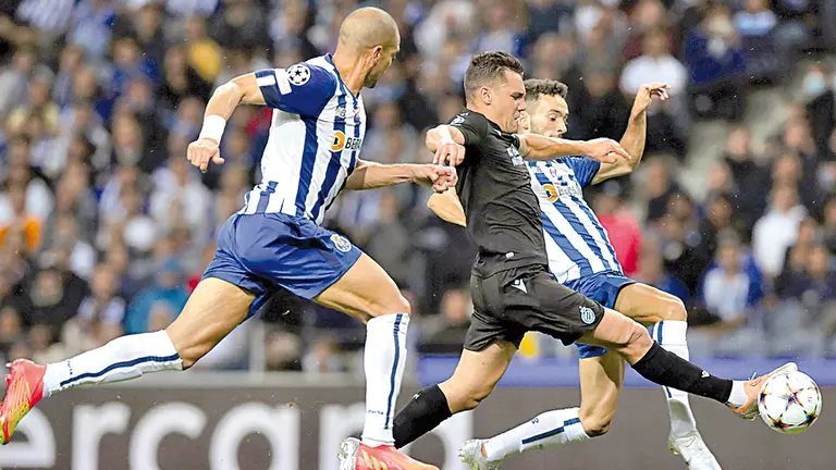 Una acci&oacute;n de un cotejo pasado del FC Porto. EFE