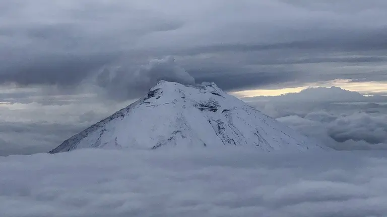 Vista general del volc&aacute;n Cotopaxi, captada este lunes 13 de marzo, desde la cabina de un avi&oacute;n, en Latacunga (Ecuador). EFE 