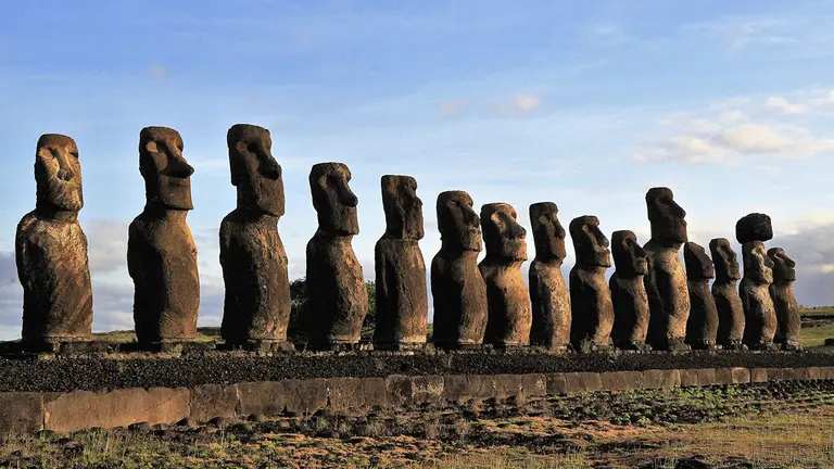 Fila de 15 moais en Ahu Tongariki, en la Isla de Pascua. EFE