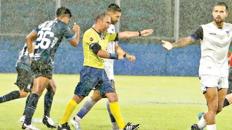 El &aacute;rbitro Julio Guti&eacute;rrez toma una decisi&oacute;n, durante el cotejo que Palmaflor le gan&oacute; a Blooming en Villa Tunari. APG