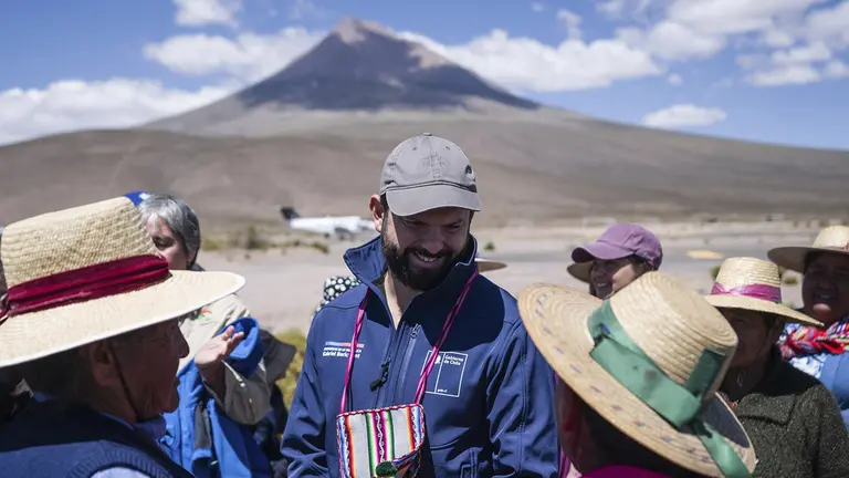 El presidente de Chile Gabriel Boric (c) junto a pobladores de la localidad de Colchane en la regi&oacute;n de Tarapac&aacute; (Chile). EFE
