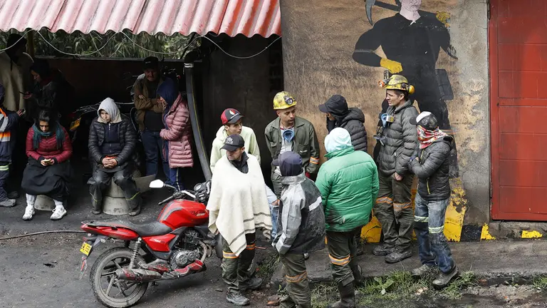 Familiares y amigos esperan a que los mineros atrapados por una explosi&oacute;n en una mina de carb&oacute;n sean rescatados este 15 de marzo de 2023, en Sutatausa (Colombia). EFE