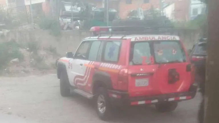 La ambulancia que trasladó al dirigente cocalero César Apaza. ERBOL
