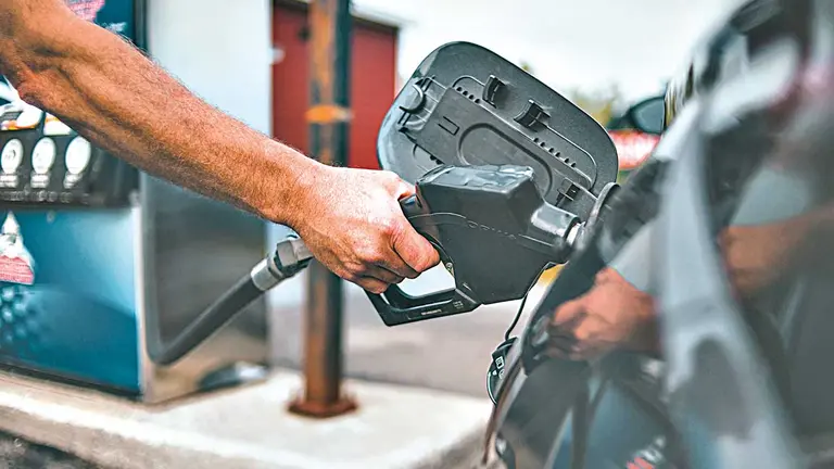 Fotograf&iacute;a ilustrativa de una persona cargando combustible. PEXELS