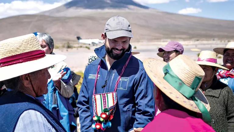 El presidente de Chile Gabriel Boric (c) junto a pobladores de Colchane en Tarapacá. EFE