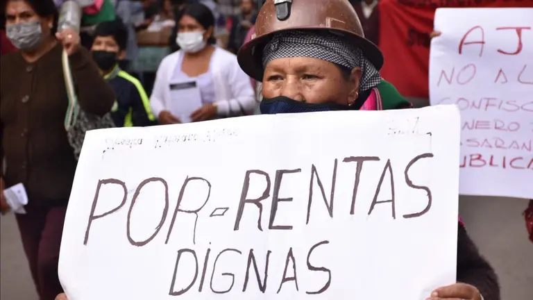 Rentistas de la Federaci&oacute;n Departamental de Jubilados del Sistema Integral de Pensiones de Cochabamba (Fedejusisco) marchan en Cochabamba. NO&Eacute; PORTUGAL