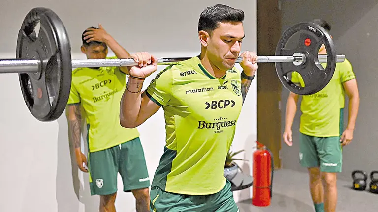 Carmelo Algara&ntilde;az realiza labores de gimnasio en la concentraci&oacute;n de la Selecci&oacute;n Nacional de f&uacute;tbol. APG