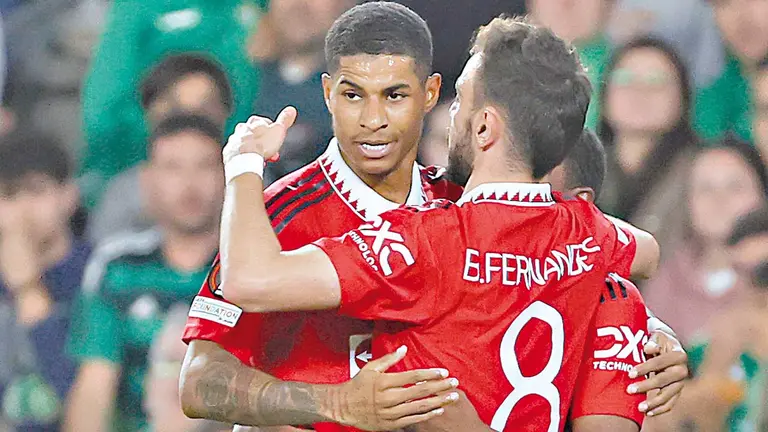 Rashford y Fernandes festejan el gol que hizo el primero. MARCA.COM