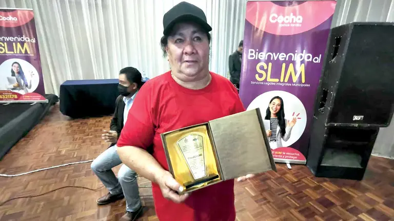 Consuelo Lobo Torrico sostiene la plaqueta de reconocimiento que le entregaron el D&iacute;a Internacional de la Mujer. MELISSA REVOLLO