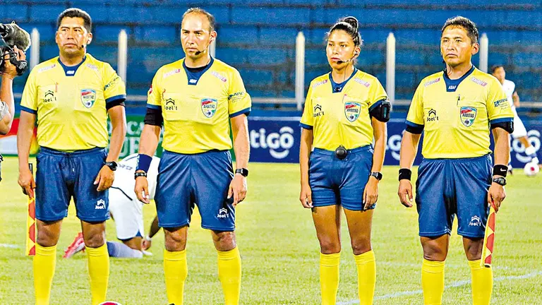 Julio Guti&eacute;rrez (c) y su terna arbitral, antes de Palmaflor 3-2 Blooming en el Tr&oacute;pico. APG