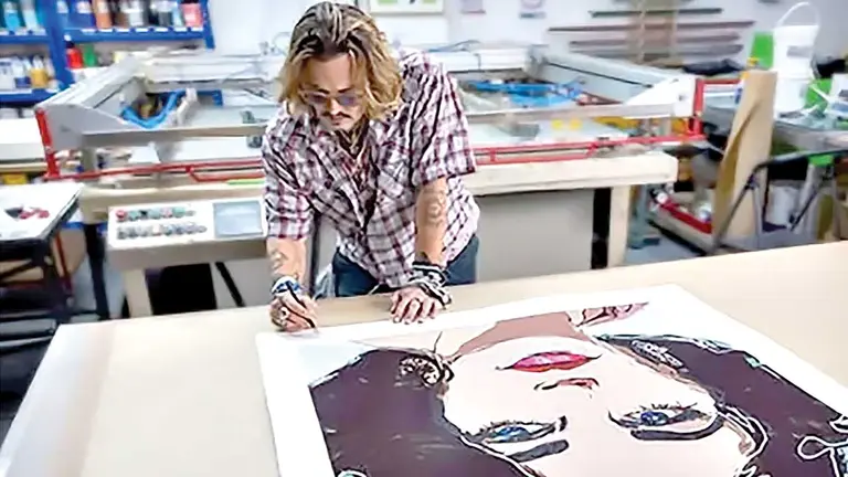 Johnny Depp en una exposici&oacute;n de su autor&iacute;a. INFOBAE