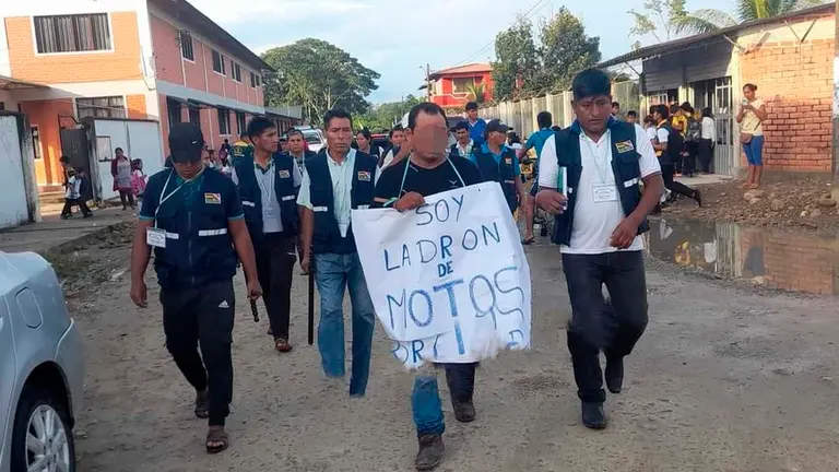 Sindicado de robo es paseado por las calles principales de Valle Sacta, Cochabamba. RADIO TELEVISI&Oacute;N CARRASCO