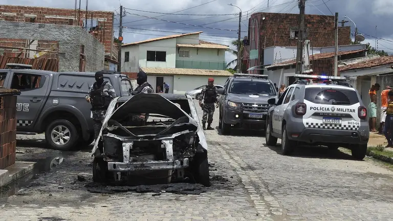 Miembros de la Polic&iacute;a Militar realizan hoy un operativo en la ciudad de Natal, estado de Rio Grande do Norte (Brasil). EFE