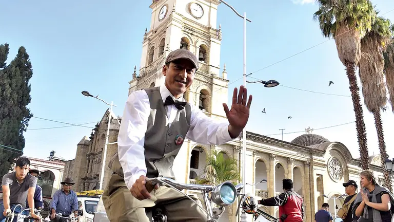 Un hombre recorre la Plaza Principal en su bicicleta  de colección. NOÉ PORTUGAL