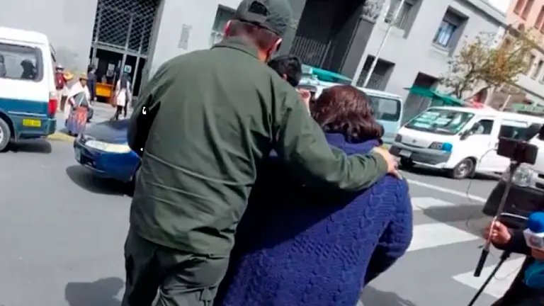 La mujer librecambista siendo trasladada por un polic&iacute;a. Gentileza F10