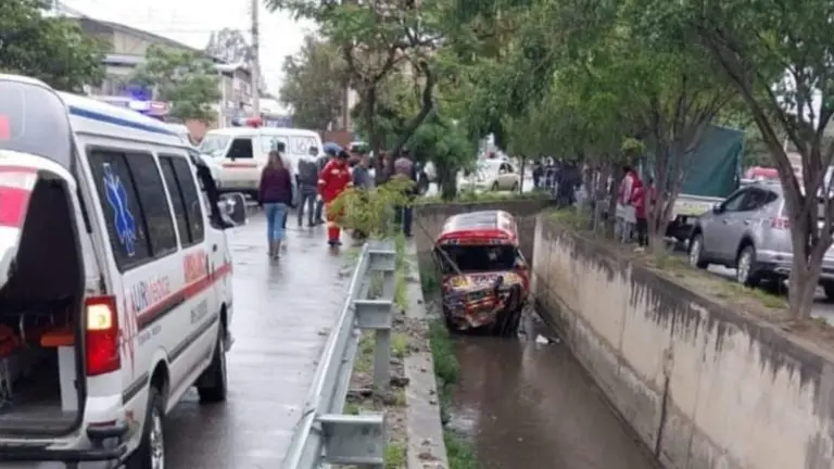 El micro de la l&iacute;nea &ldquo;H&rdquo; que cay&oacute; en un canal de la avenida Tadeo Haenke y calle Juan Claure. RRSS