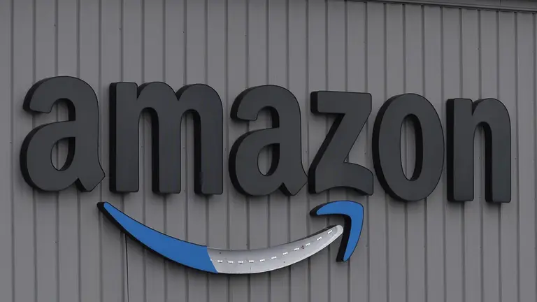 Letrero de la empresa Amazon, en una de sus sucursales. EFE