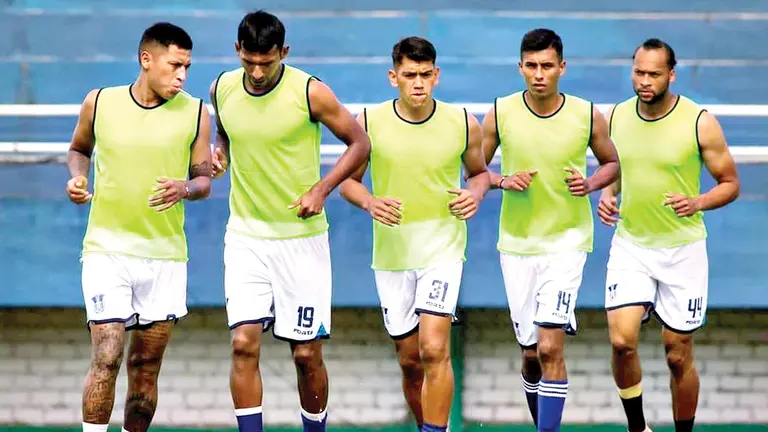 La escuadra azul trota alrededor de la cancha. CLUB PALMAFLOR