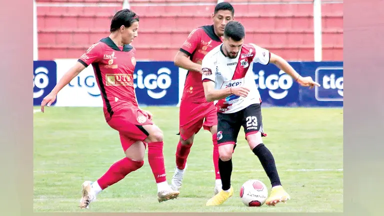 Una jugada del duelo de Vinto ante Nacional Potos&iacute;. APG