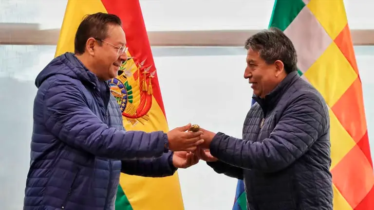 Luis Arce entrega el bast&oacute;n de mando al vicepresidente David Choquehuanca./ ARCHIVO