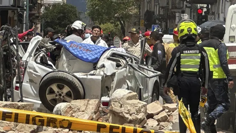 Personas observan los da&ntilde;os ocasionados por el sismo de magnitud 6,5 en la escala abierta de Richter./ EFE