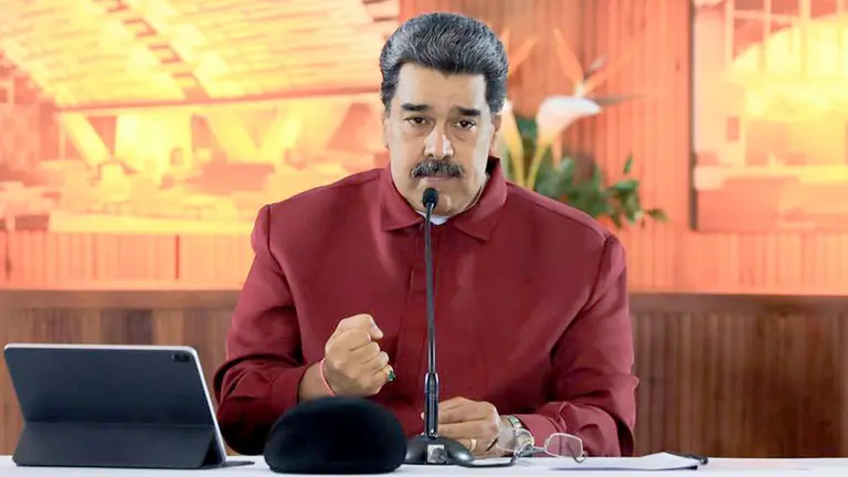Fotografía cedida por prensa de Miraflores donde se observa al presidente de Venezuela, Nicolás Maduro, mientras se reúne con la dirección del Partido Socialista Unido de Venezuela (Psuv), en Caracas. EFE