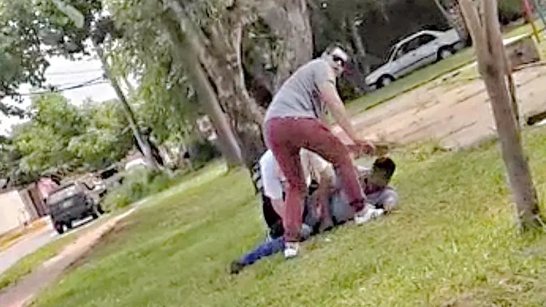 El efectivo policial captado en el momento del robo./ RRSS