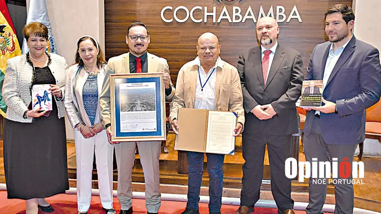 Autoridades municipales reciben la nominación de parte de poetas. NOÉ PORTUGAL