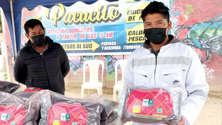 La harina que obtienen de los desechos del matadero, durante una feria de iniciativas ambientales en Sacaba. ALCALD&Iacute;A DE SACABA