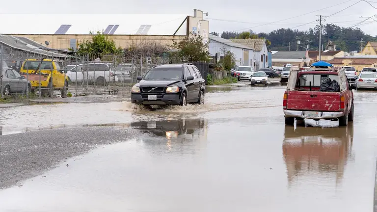 Los efectos de las fuertes lluvias y vientos muestran inundaciones, árboles caídos e inundaciones en California./ EFE