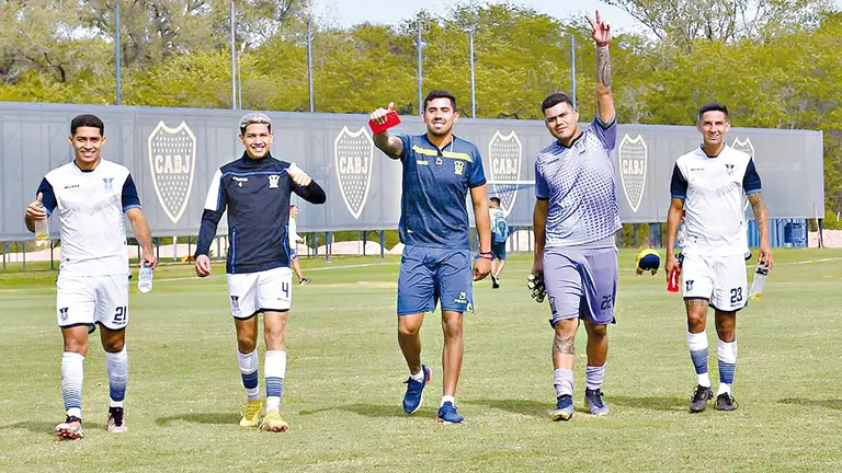 Los jugadores de la escuadra azul realizan trabajos distendidos en una cancha auxiliar de Boca en Buenos Aires. CLUB PALMAFLOR