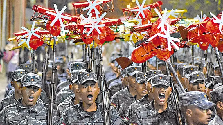 Una unidad militar realiza su paso por el desfile de teas. DICO SOL&Iacute;S