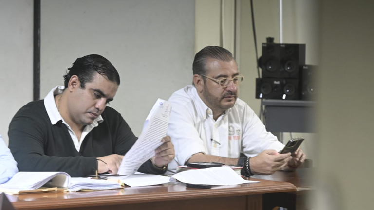 El expresidente del Comit&eacute; pro Santa Cruz R&oacute;mulo Calvo (d) en audiencia por el 'caso Wiphala'. APG
