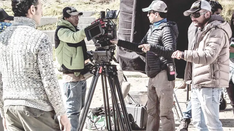 El equipo que participa en la filmaci&oacute;n de un audiovisual boliviano./ REVISTA RASCACIELOS