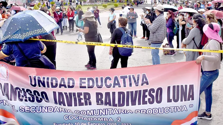 Maestros bloquean la avenida Blanco Galindo, en una movilizaci&oacute;n de la pasada semana. DICO SOL&Iacute;S