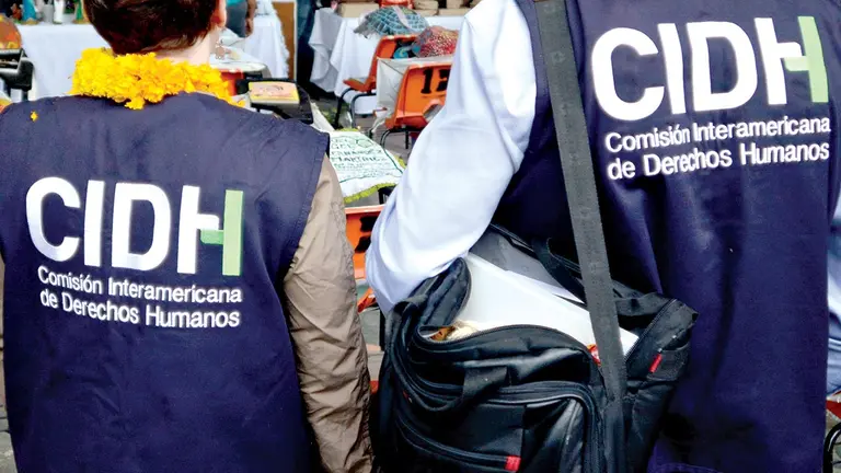 En la imagen un registro de archivo de un par de funcionarios de la CIDH.