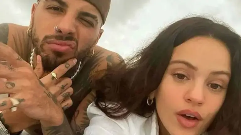 Rauw Alejandro y Rosal&iacute;a en una selfie. Instagram