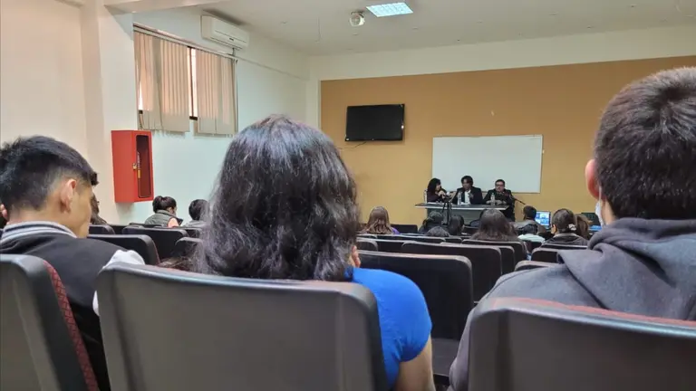 J&oacute;venes, durante el conversatorio sobre la reforma judicial, en la UMSS. EDUARDO PLATA