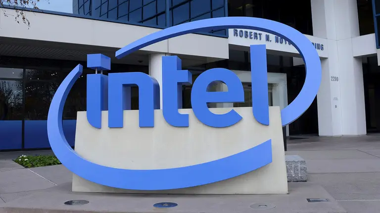 Imagen de archivo que muestra el logotipo de Intel frente a la sede corporativa de la empresa, en Santa Clara, California, Estados Unidos./ EFE