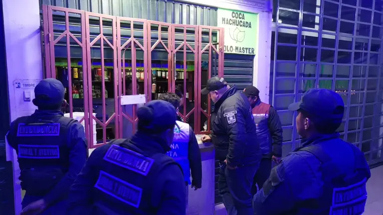 Personal de la Intendencia durante los operativos de la noche de este 24 de marzo. INTENDENCIA