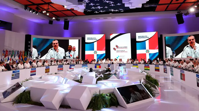 El presidente de la Rep&uacute;blica Dominicana, Luis Abinader (en pantallas), habla durante la sesi&oacute;n plenaria de la XXVIII Cumbre Iberoamericana./ EFE