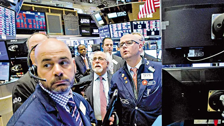 Economistas trabajan en la Bolsa de Nueva York, Estados Unidos. / EFE