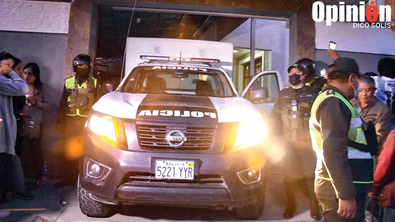 La Policía realiza el levantamiento legal de los cuerpos de las víctimas en Cochabamba.  / DICO SOLÍS