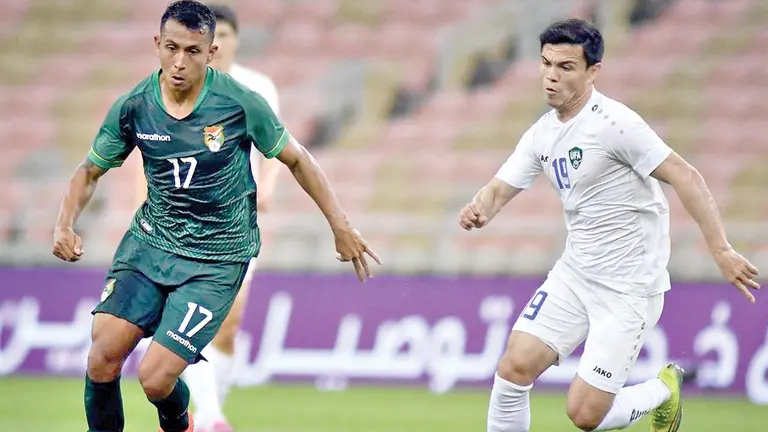 Roberto Fernández traslada la pelota en el match contra Uzbekistán. / FBF