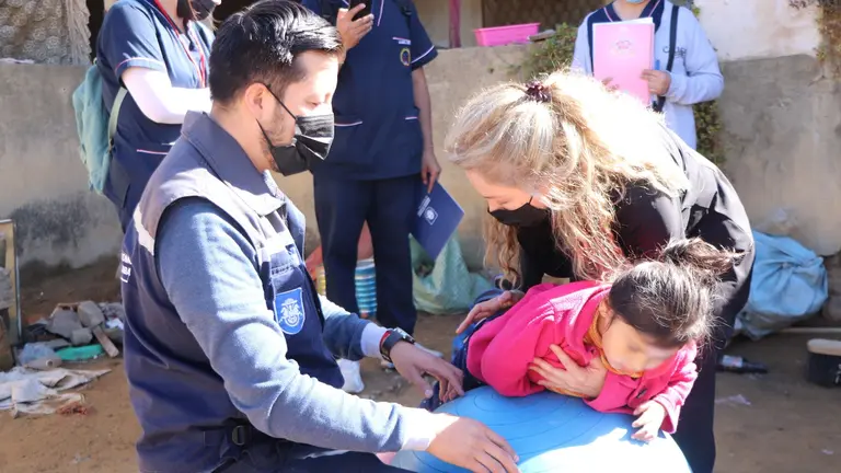 La atenci&oacute;n a una ni&ntilde;a en su domicilio, este 25 de marzo. ALCALD&Iacute;A DE SACABA