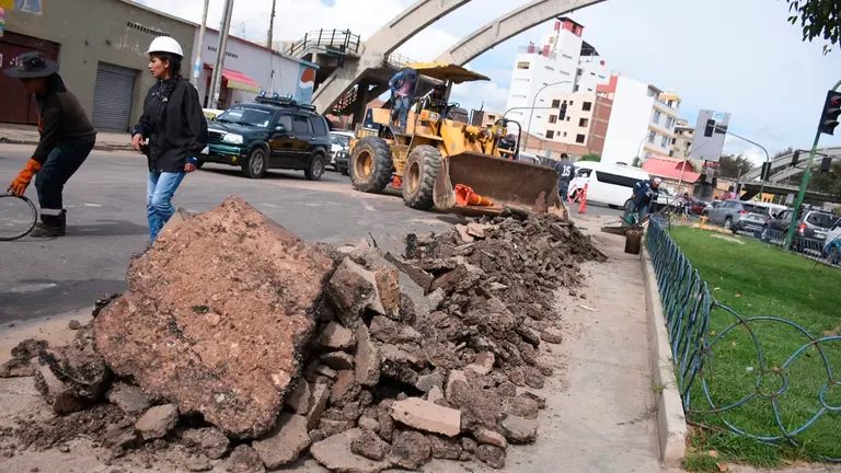Trabajos de bacheo en el sur de la ciudad./ DICO SOL&Iacute;S