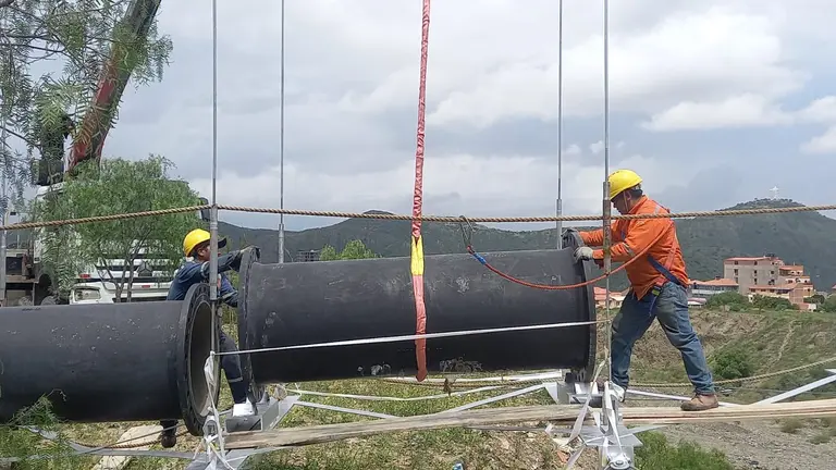 Los trabajos de montaje sobre el r&iacute;o Ch&rsquo;aki Mayu. MISICUNI